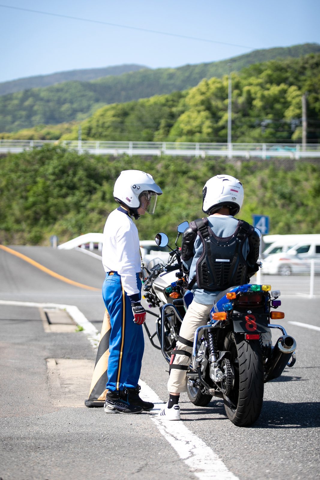 二輪コースで指導員が教習生に声をかけている