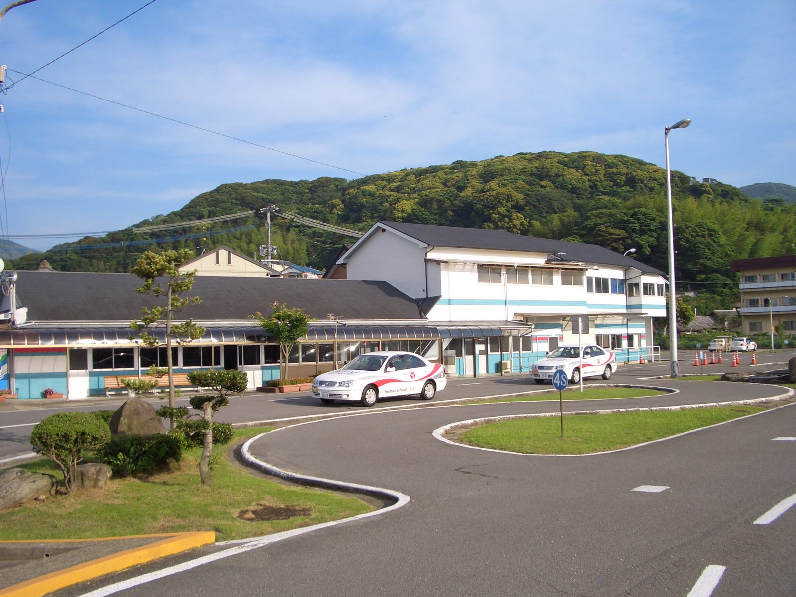ヒューマンスクール松浦の校舎と教習車