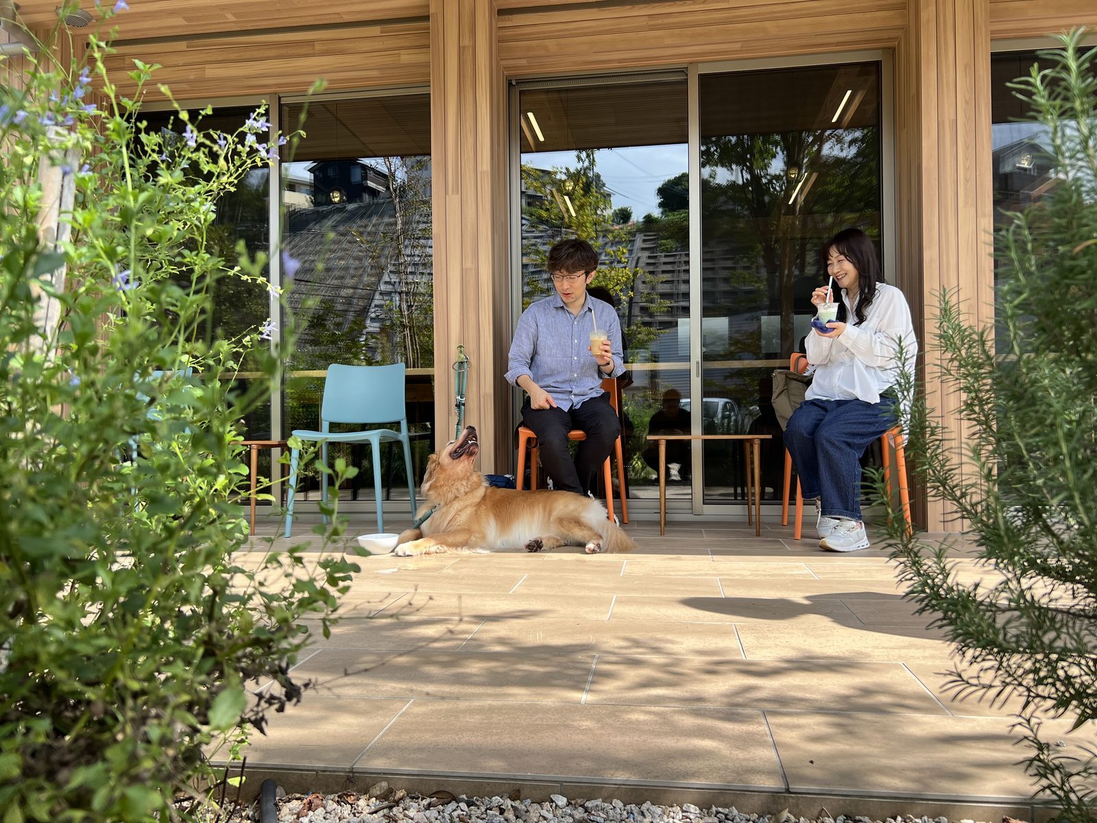 校舎の隣、Café PONOのテラス席