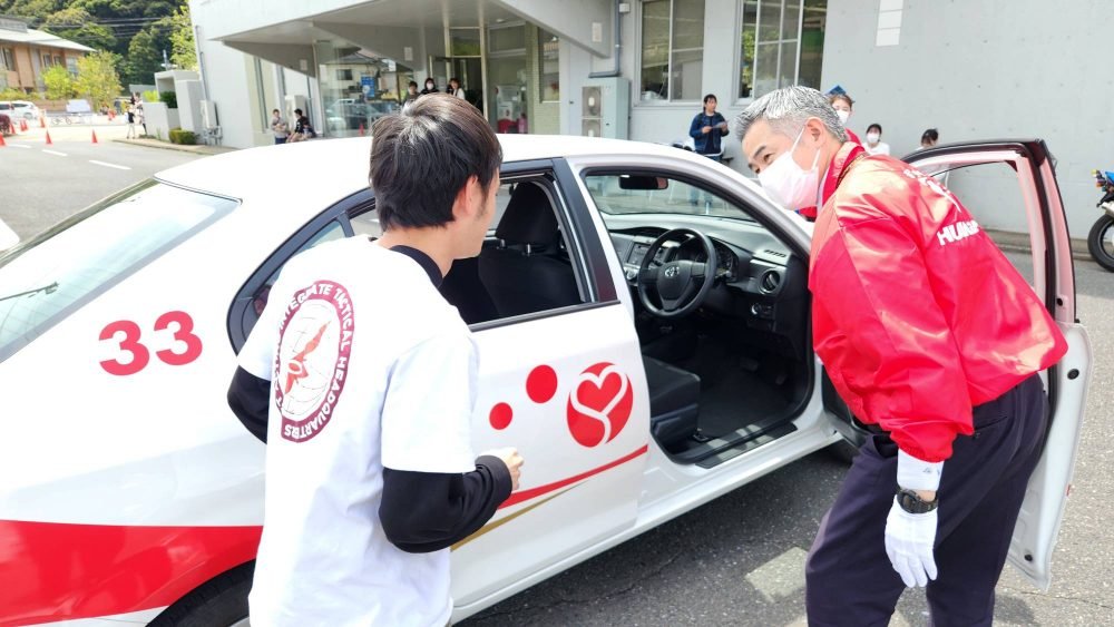 教習車の運転体験。指導員が横に付いて来場者が乗り込む